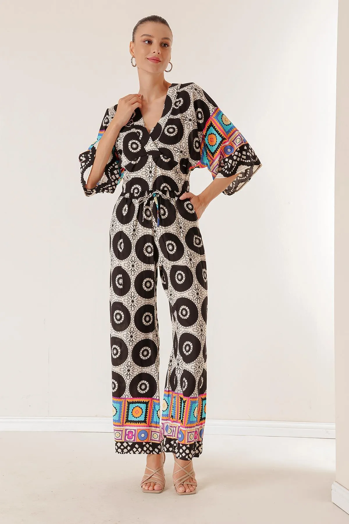 By Saygı  Palazzo-Hose mit elastischer Taille und Taschen vorne und hinten, V-Ausschnitt, bauchfrei, geometrisch gemustert, 2-teiliges Set