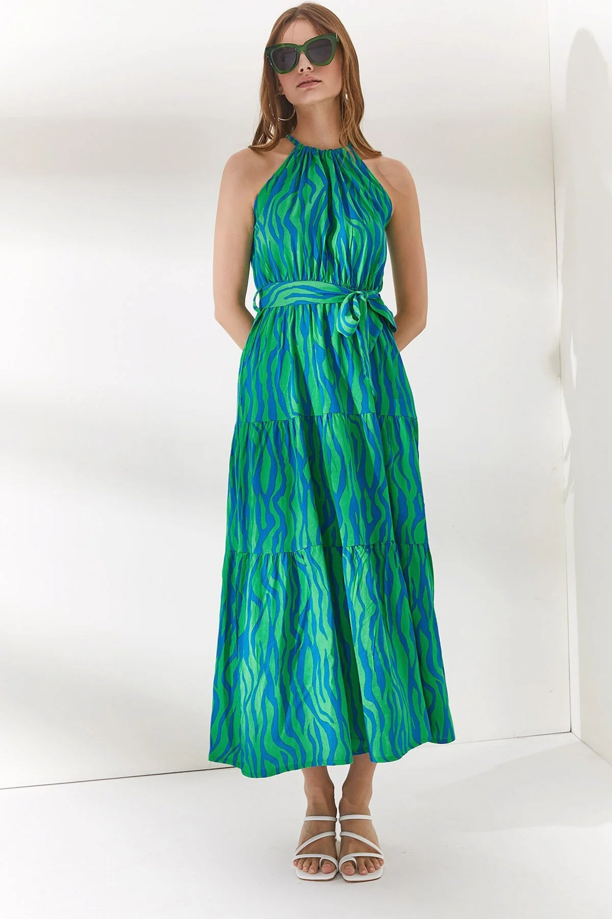 Olalook  Damenkleid aus gewebtem Viscon mit Zebra-Grün, Neckholder, Gürtel und Gürtel ELB-19001548