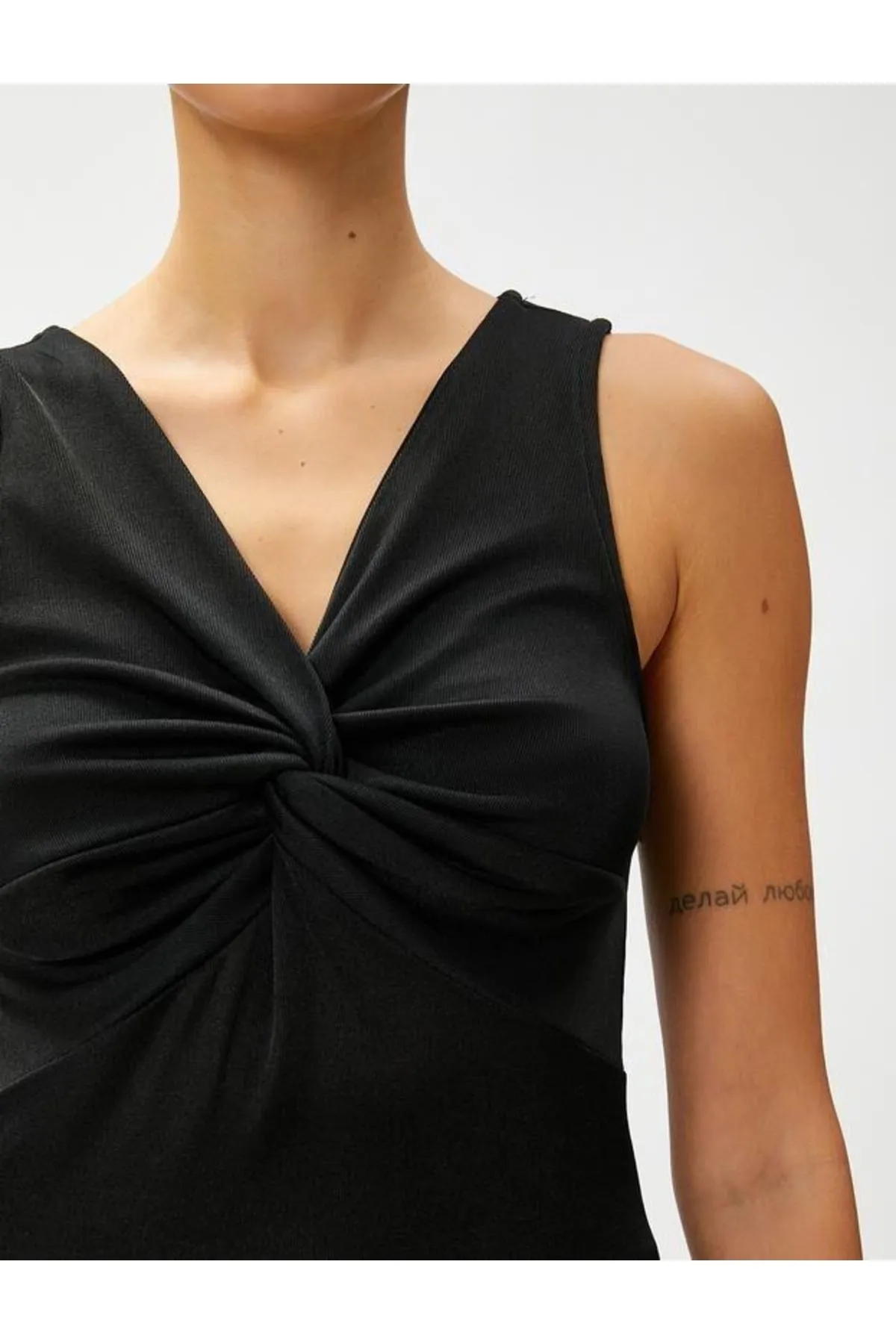 Koton  Ärmelloses Sportler-Kleid mit V-Ausschnitt und Knotendetail