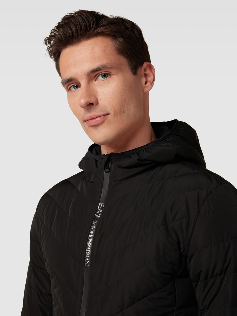 Steppjacke mit Zweiwege-Reißverschluss in schwarz