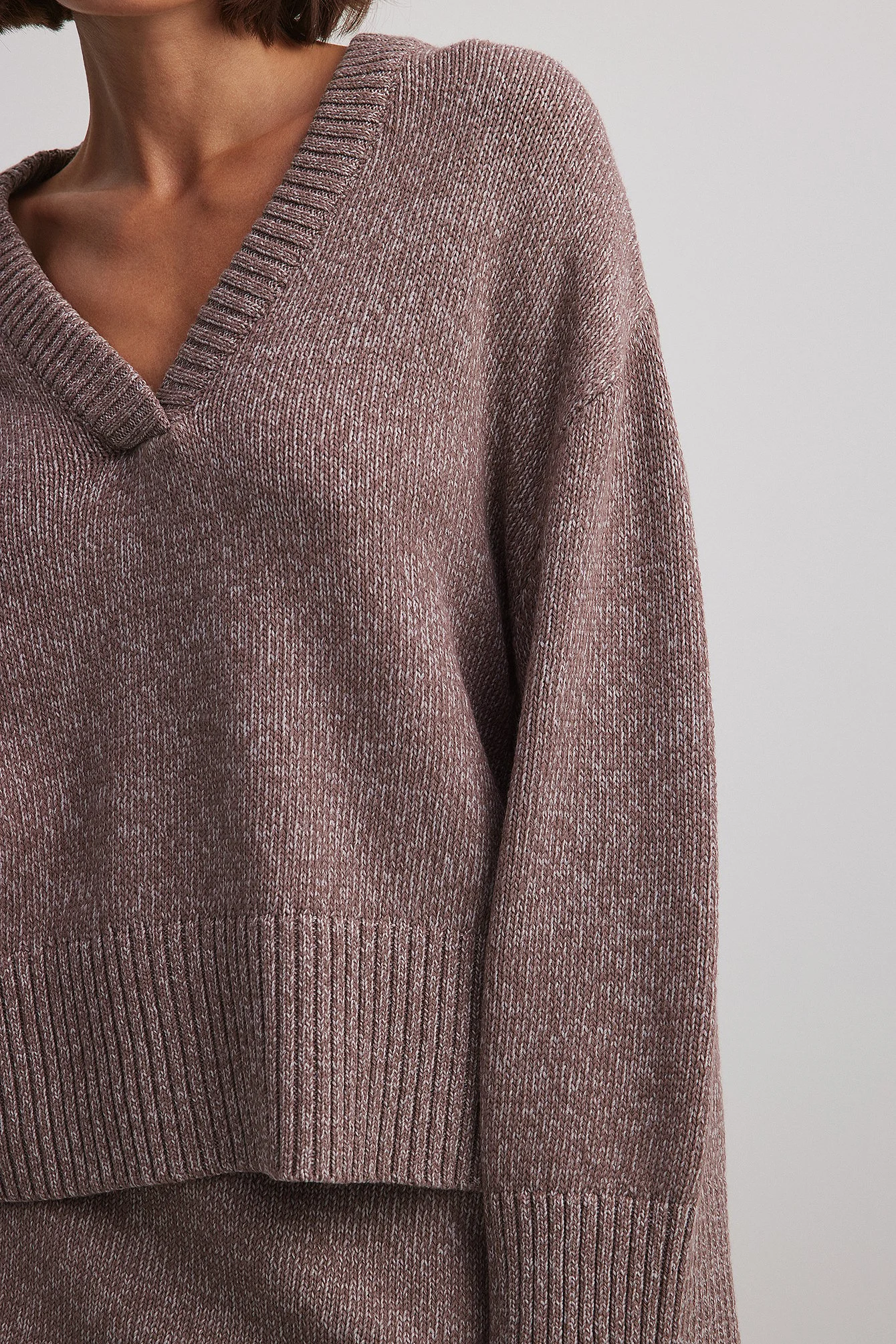 Strickpullover mit V-Ausschnitt und weiten Ärmeln