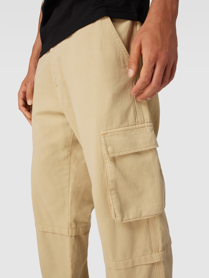 Cargohose mit aufgesetzten Taschen in beige