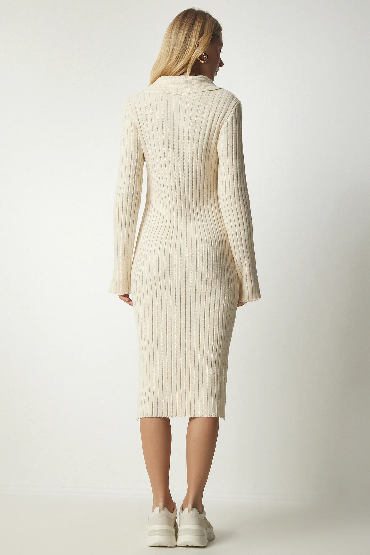 Happiness İstanbul  Geripptes Strickkleid mit Rollkragen für Damen in Creme Kİ00103