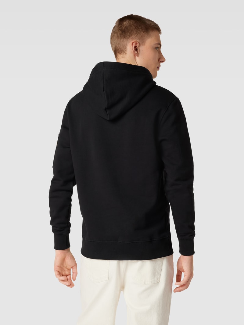 Hoodie mit Känguru-Tasche in schwarz