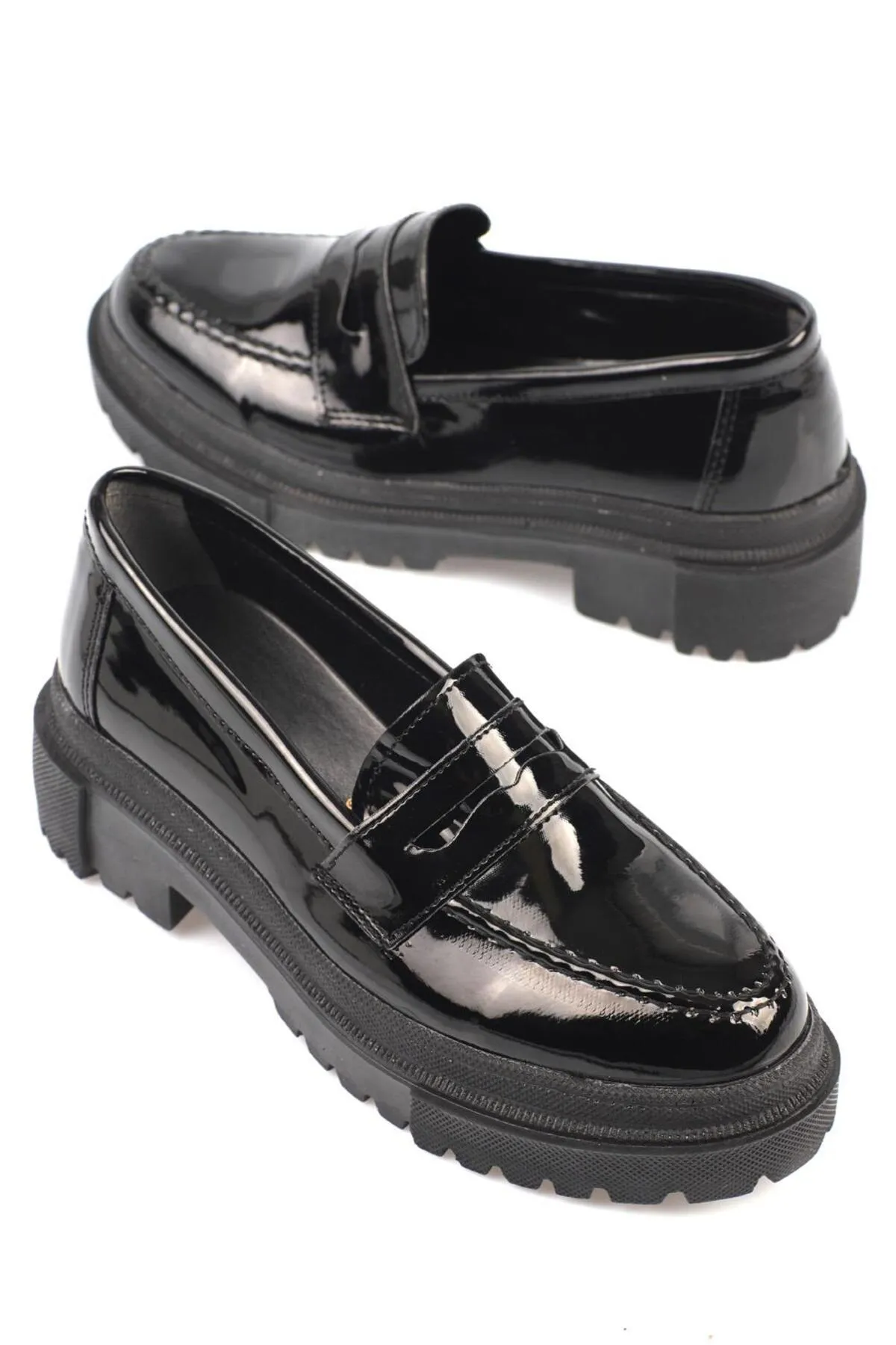 Capone Outfitters  Capone Damen-Loafer aus schwarzem Lackleder mit ovaler Zehenpartie und Trac-Sohle