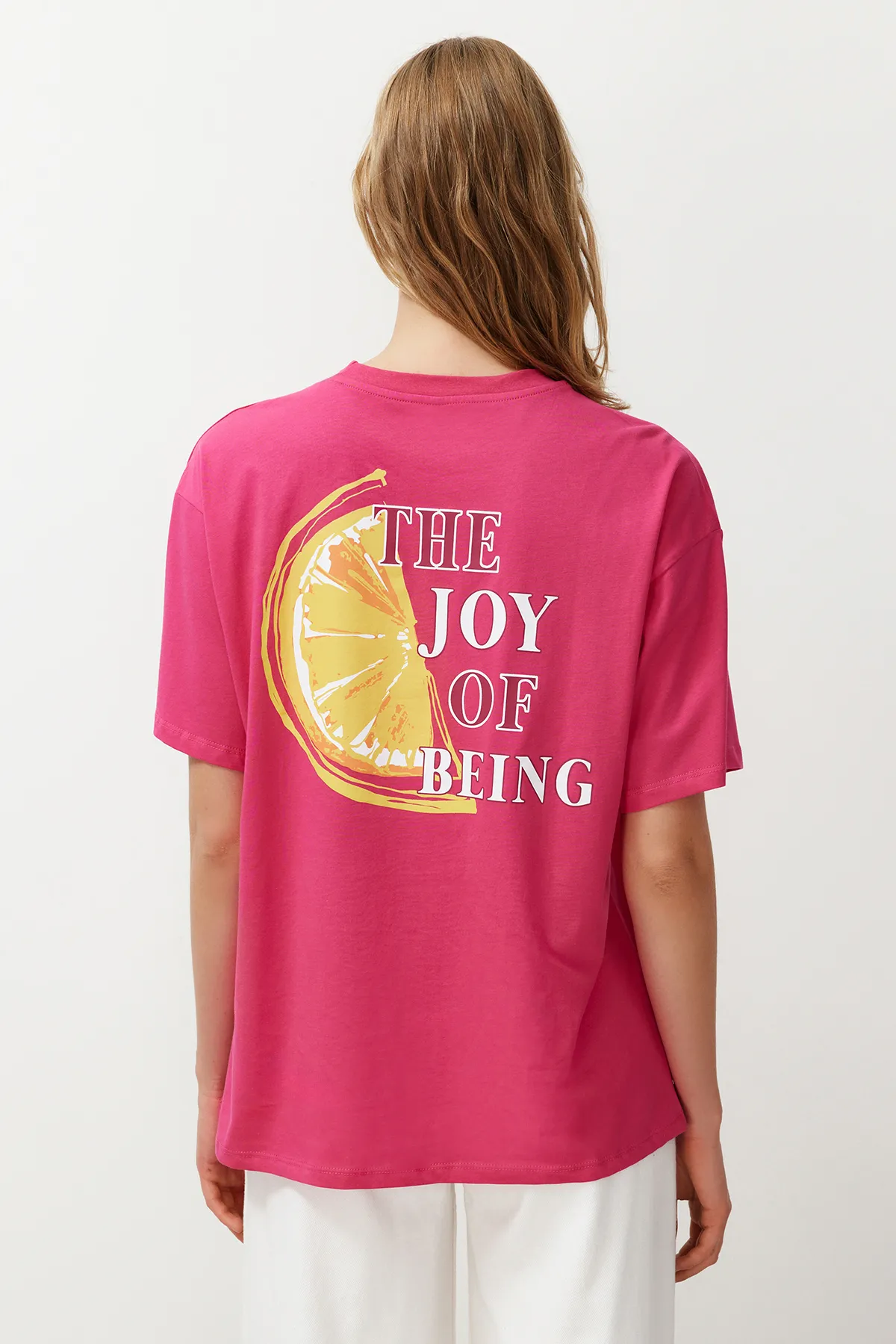 Trendyol Collection  Fuchsia-Pink, 100 % Baumwolle, bedrucktes Oversize-Strick-T-Shirt mit bequemer Passform auf der Rückseite und Vorderseite TWOSS24TS00233