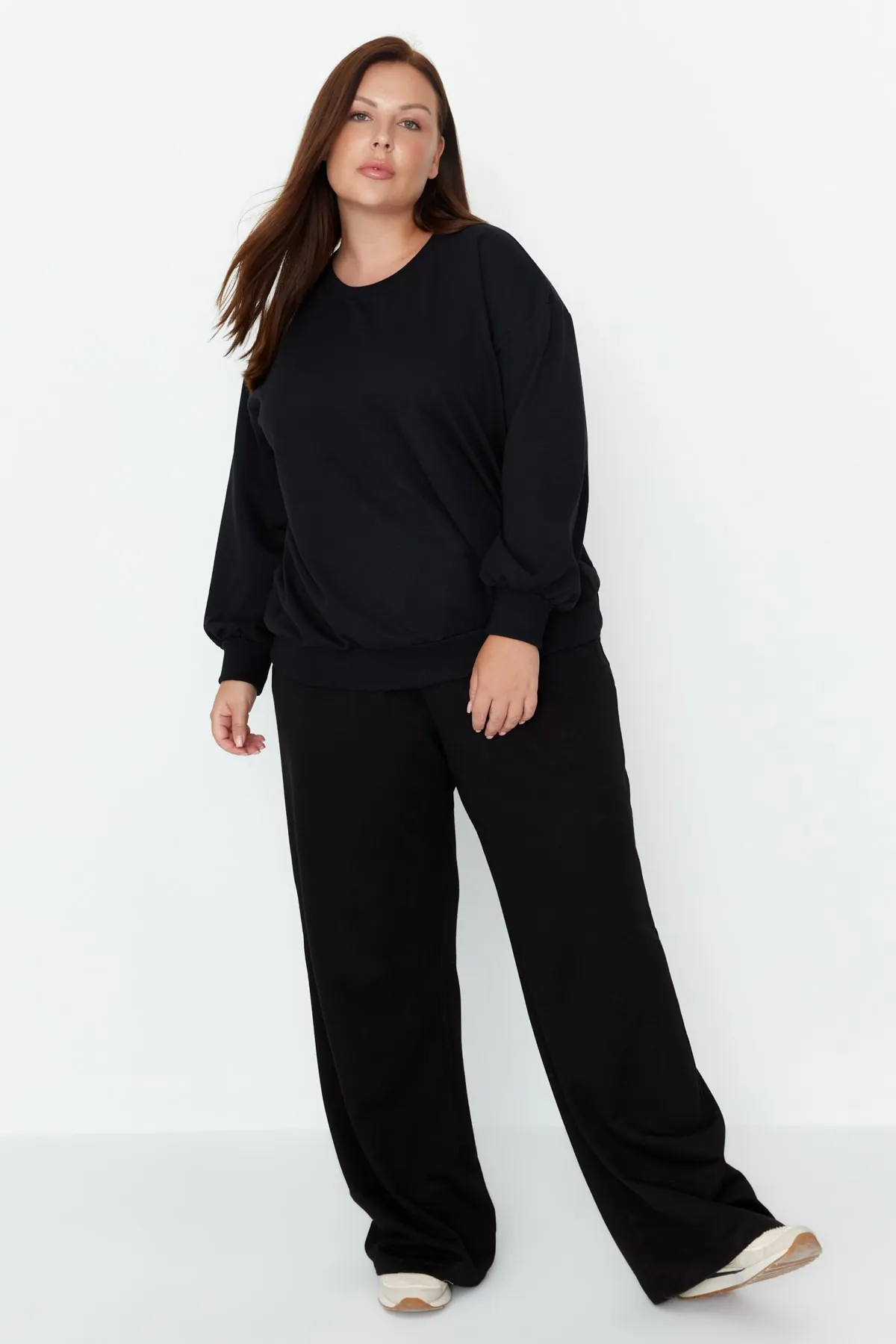 Trendyol Curve  Schwarze, weit geschnittene, dünne Strick-Jogginghose TBBAW23AJ00007
