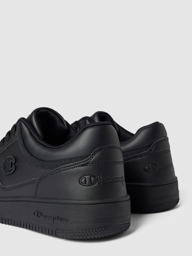 Sneaker mit Label-Detail in schwarz