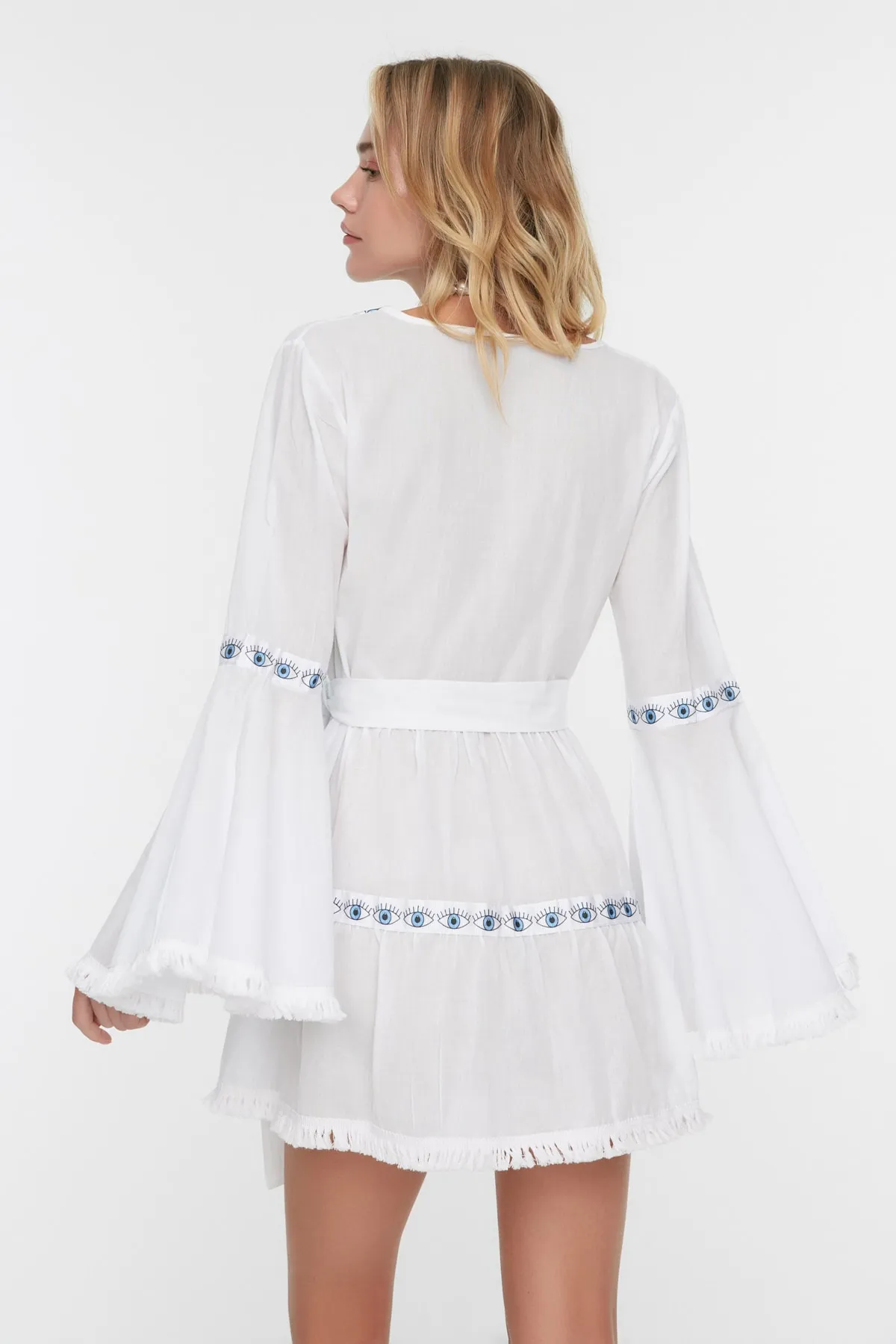 Trendyol Collection  Weißes Mini-Brautkleid mit gewebten Streifen, Strandkleid aus 100 % Baumwolle TBESS21EL1253