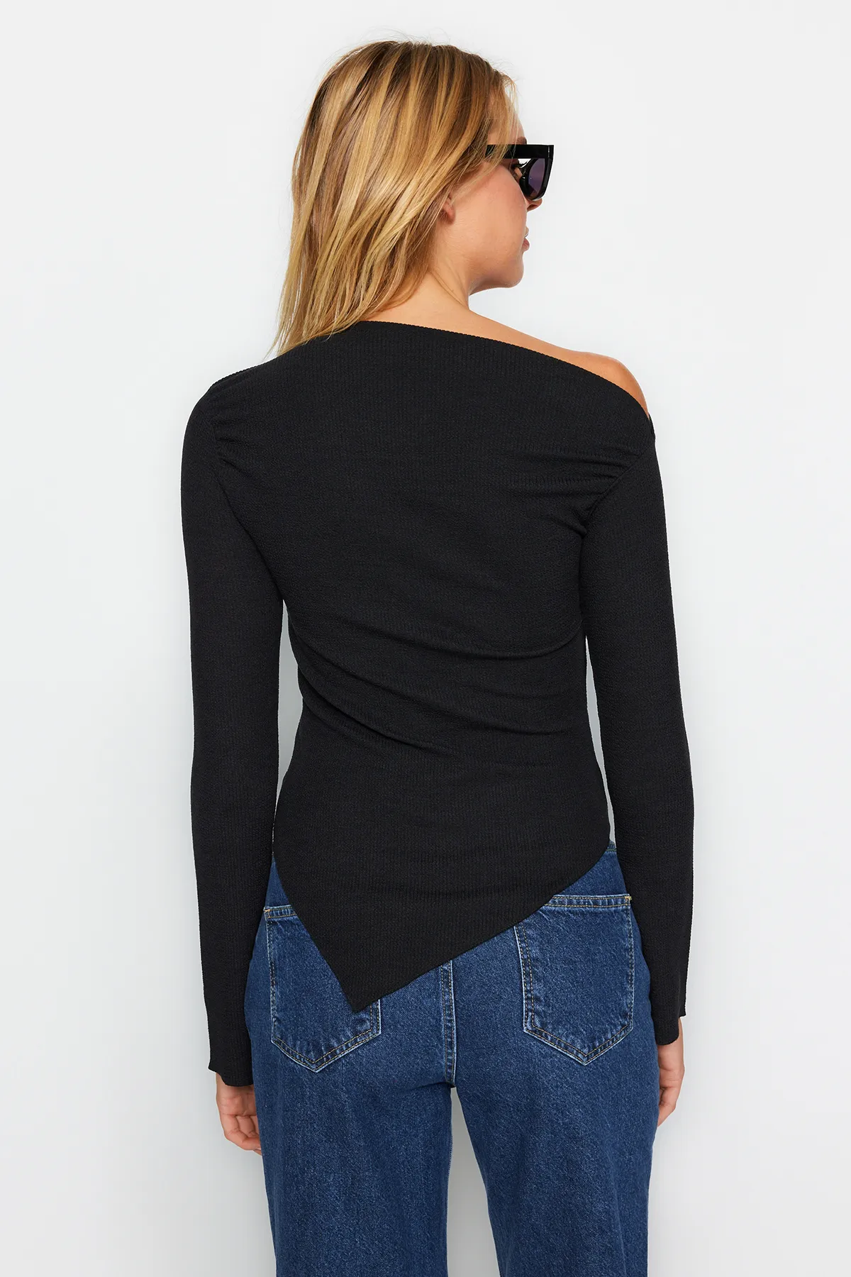 Trendyol Collection  Schwarze, drapierte, asymmetrische Strickbluse mit U-Boot-Ausschnitt TWOAW24BZ00393