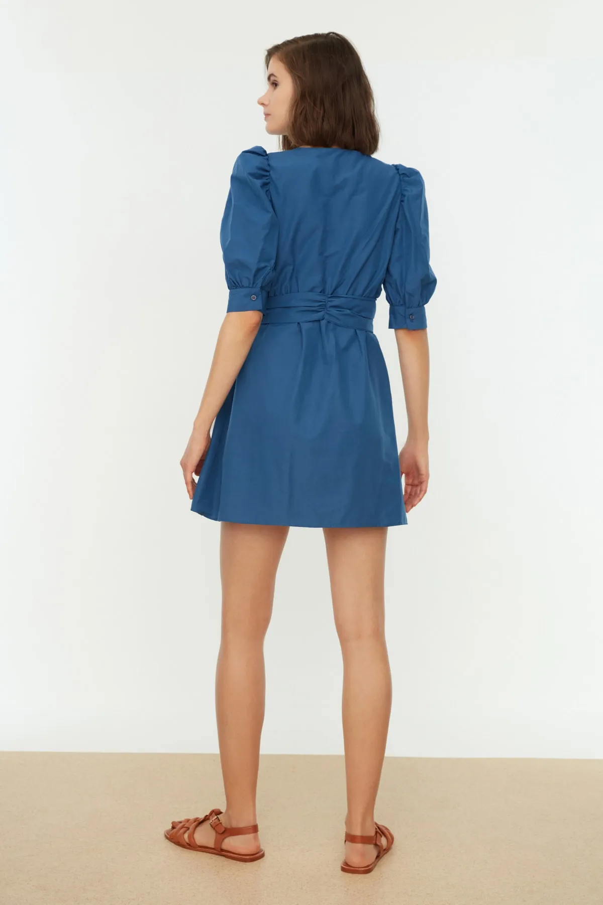 Trendyol Collection  Indigofarbenes, gewebtes Minikleid mit Gürtel und Öffnung an der Taille TWOSS20EL0619