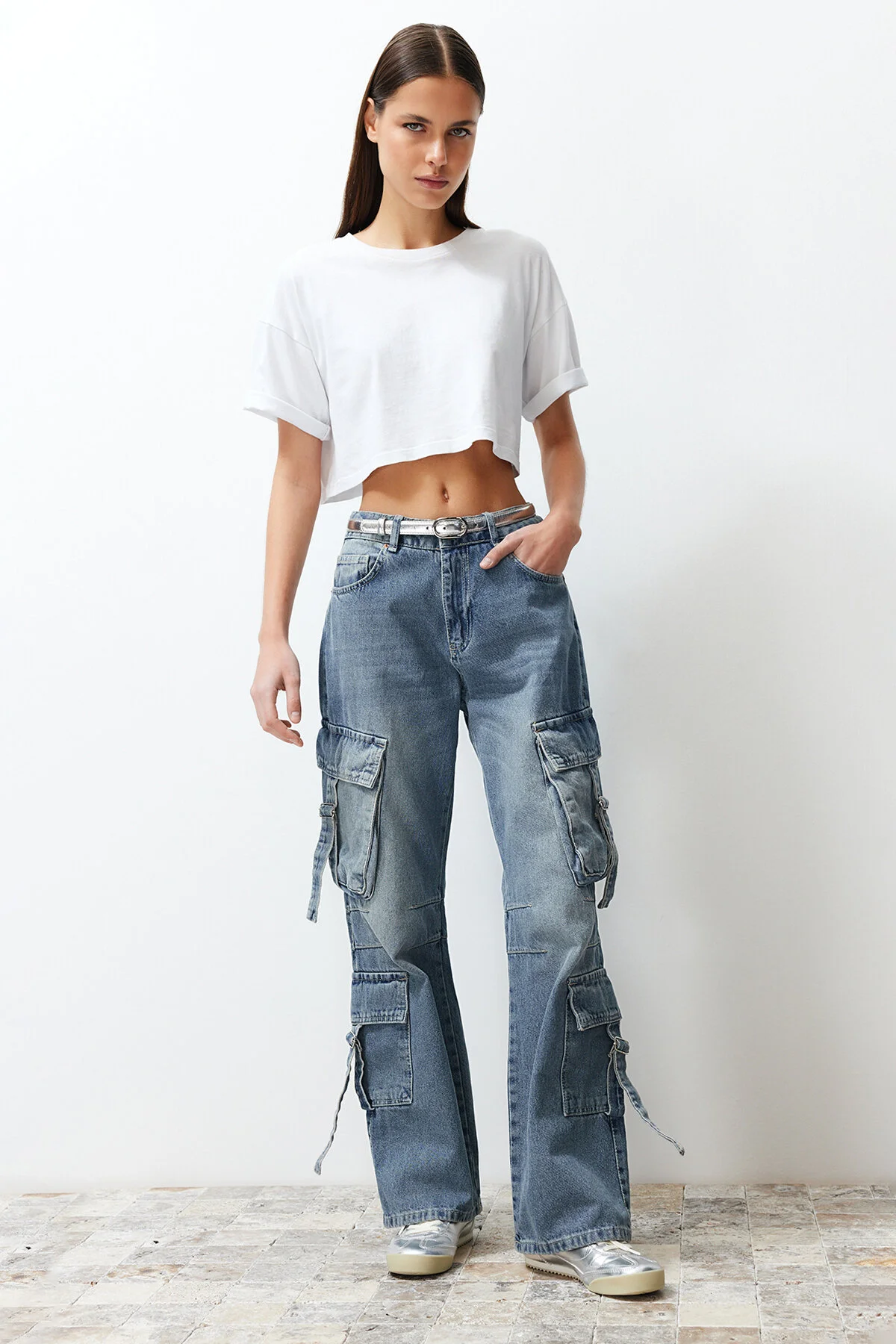 Trendyol Collection  Blaue Skater-Jeans mit Cargotasche und hoher Taille TWOSS24JE00170