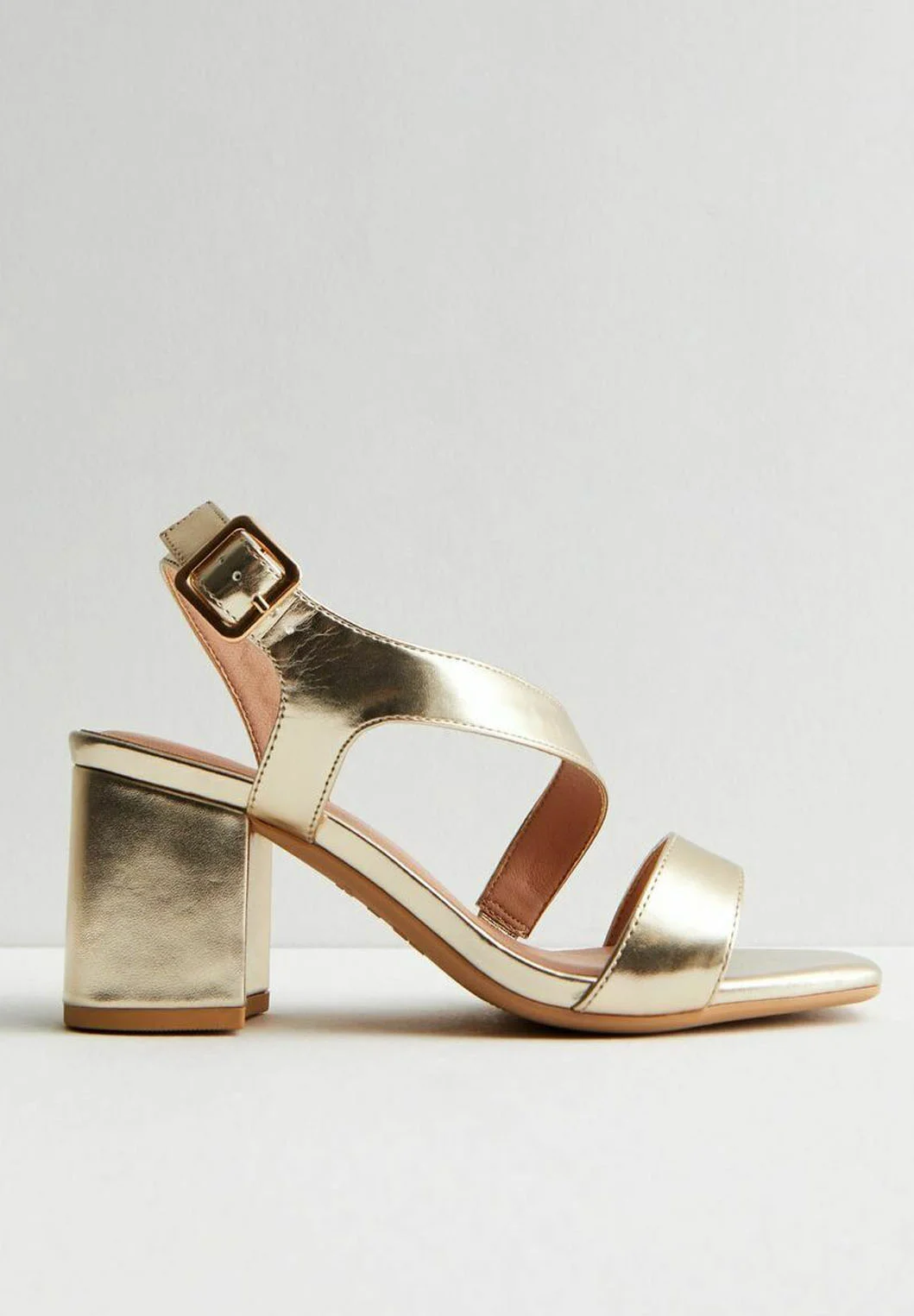 Sandalias New Look Wide Fit con tacón cuadrado asimétrico dorado y ajuste ancho
