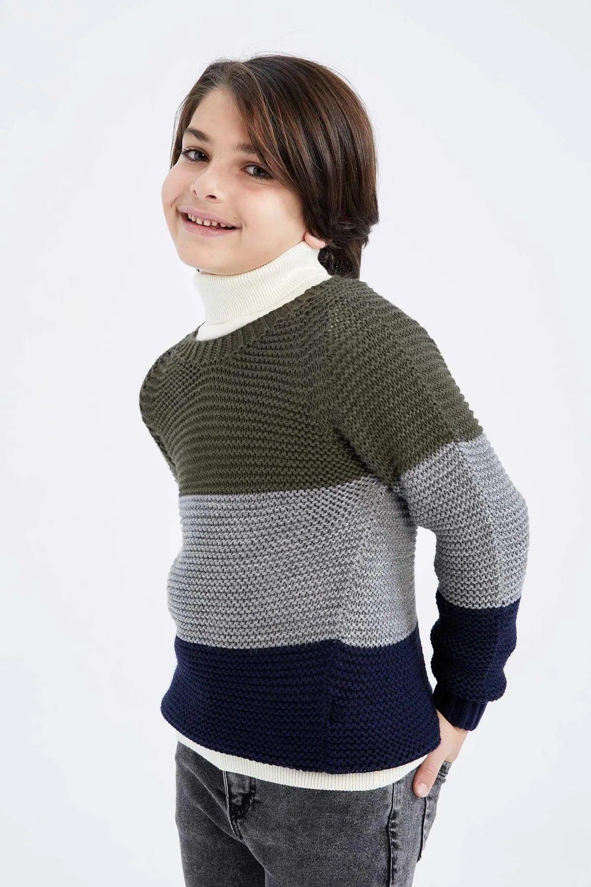 DeFacto  Jungenpullover mit normaler Passform und Rundhalsausschnitt R3179a622au