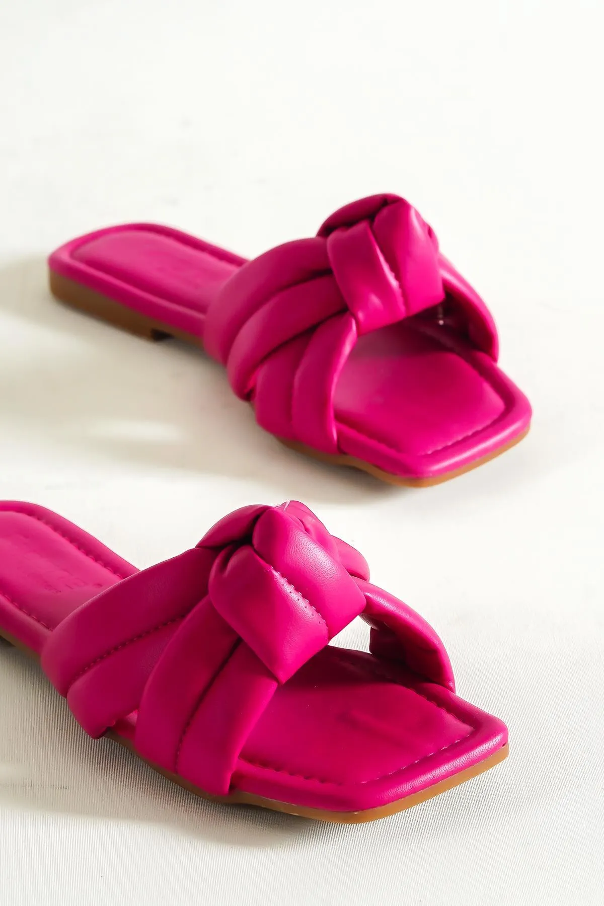 Capone Outfitters  Capone Damen-Hausschuhe mit flachem Absatz in Fuchsia