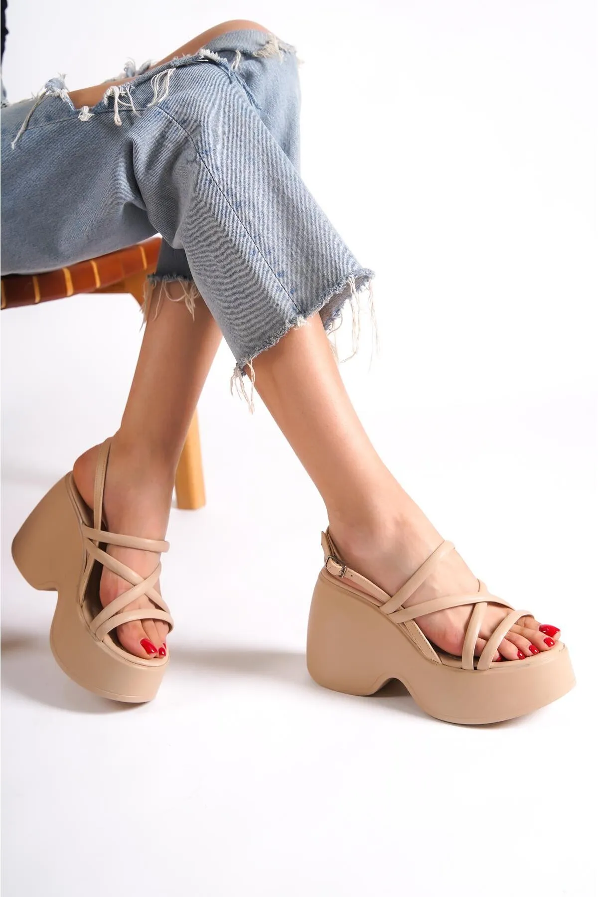 Capone Outfitters  Capone Damen-Sandalen mit hohem Keilabsatz und Knöchelriemen in Beige