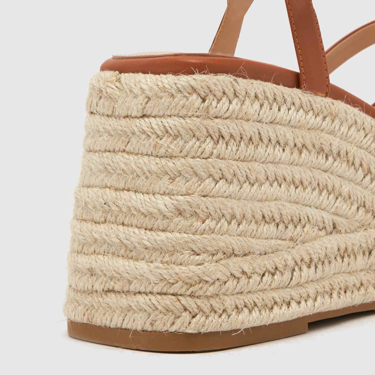 Schuh Vienna pántos, ékszíjas szandál barna színben