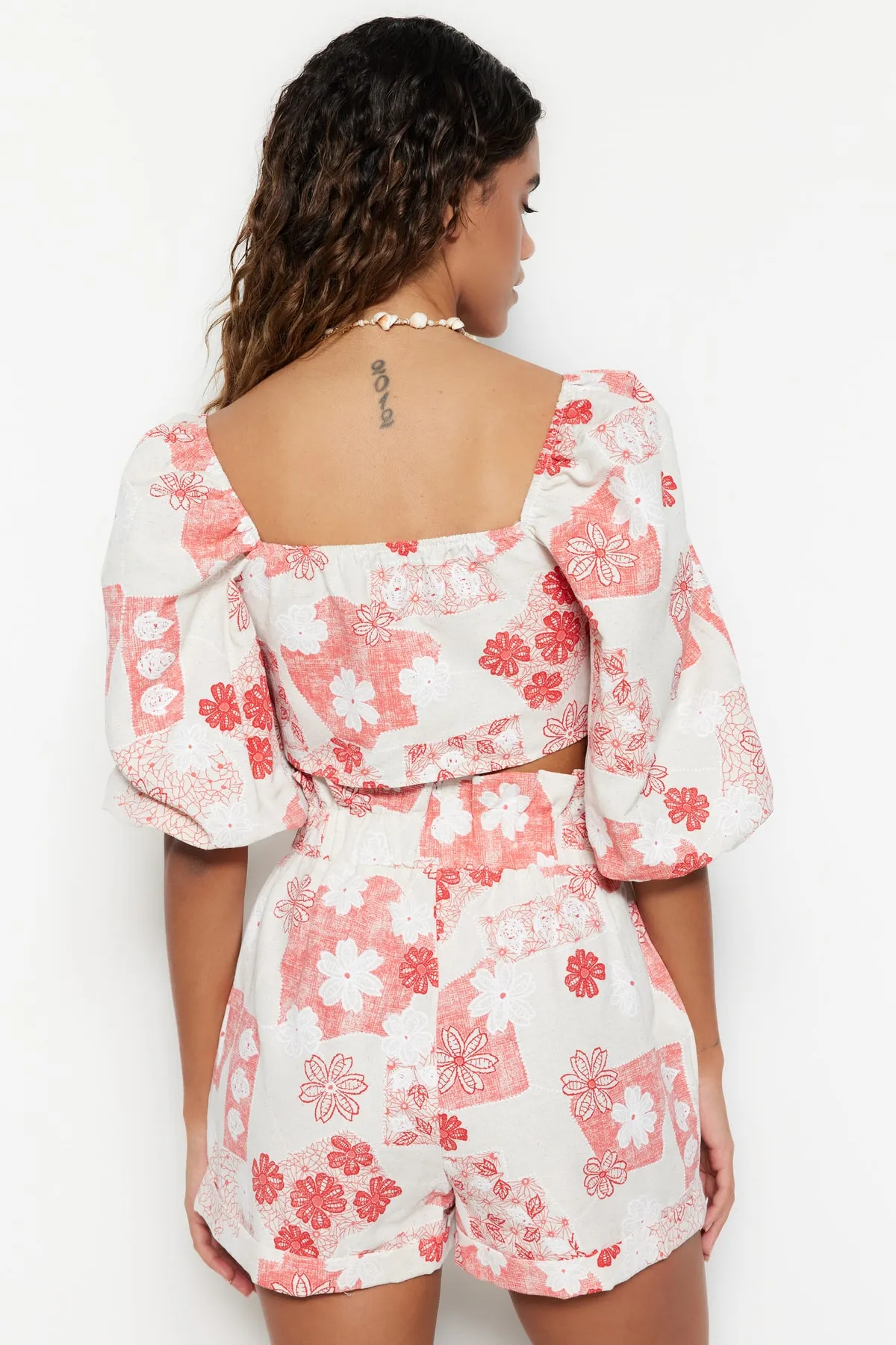 Trendyol Collection  Gewebtes Set mit Bluse und Shorts mit Blumenmuster und Bindeband TBESS23AU00004