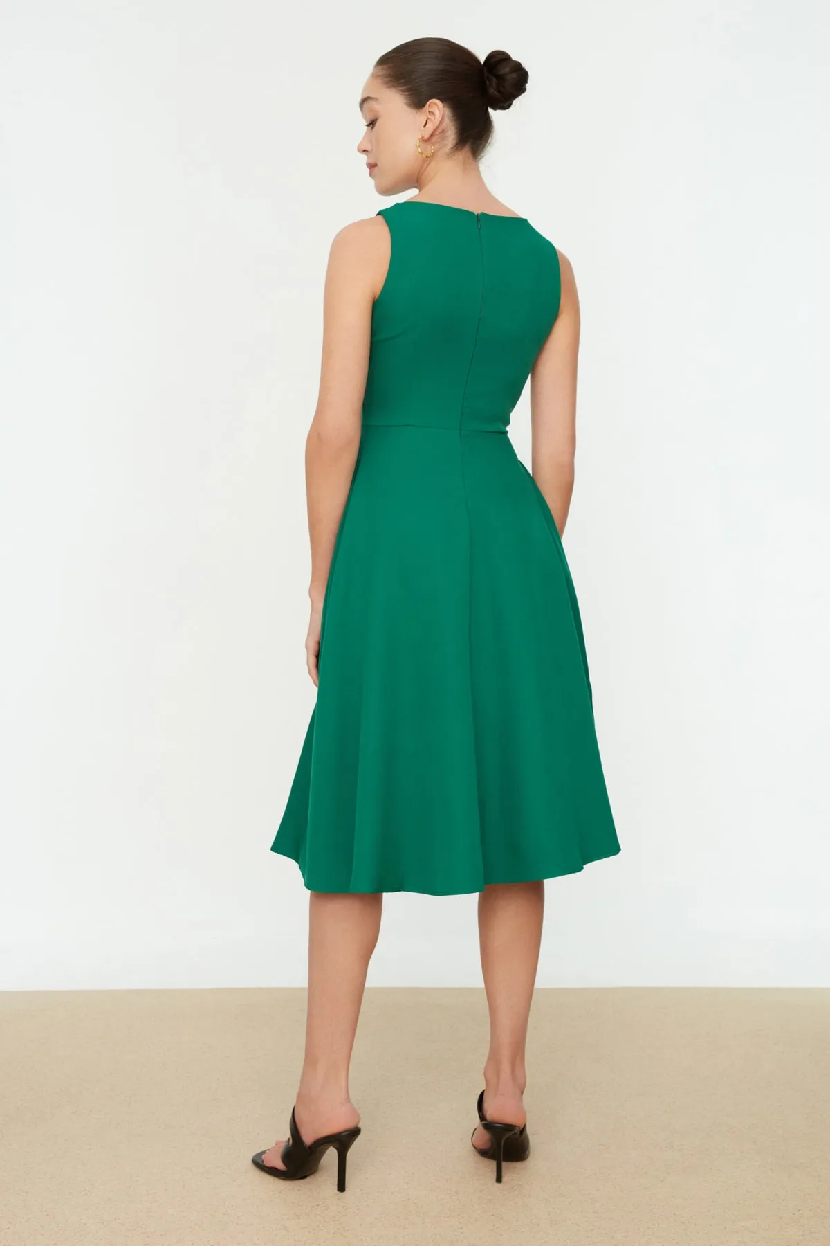 Trendyol Collection  Grünes Midi-Plissee-Webkleid mit Taille TWOSS20EL0980