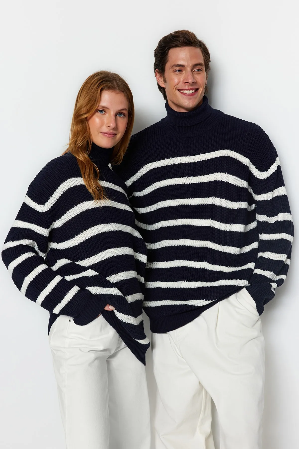 Trendyol Collection  Marineblauer, gestreifter Unisex-Strickpullover in Oversize-Passform und weiter Passform TMNAW24KZ00017