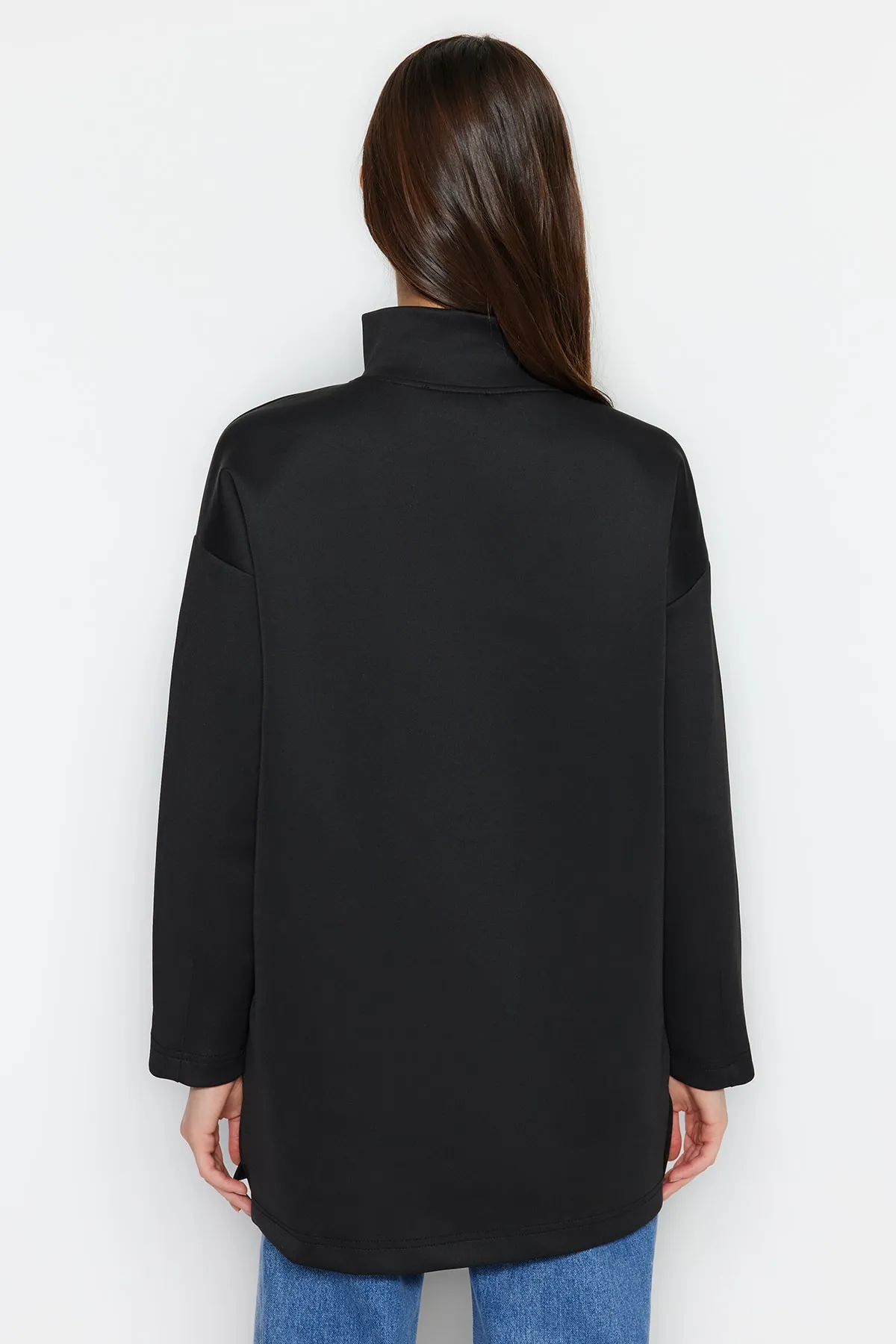 Trendyol Modest  Schwarzes, schlicht gestricktes Taucher-/Scuba-Sweatshirt mit Reißverschluss und detailliertem Ausschnitt TCTAW23TW00198