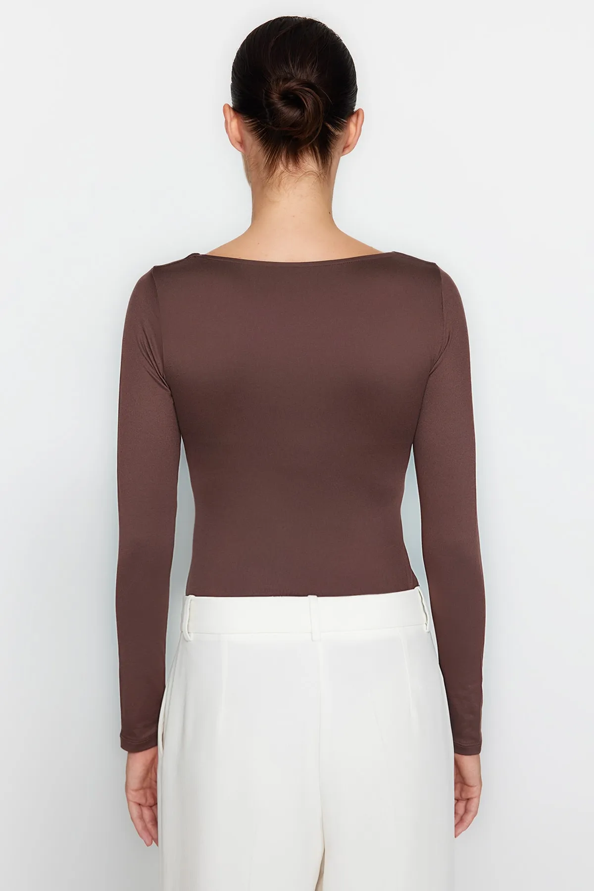 Trendyol Collection  Brauner taillierter/körperbetonter Poolkragen, weicher Stretch-Strickbody mit Druckknopfverschluss TWOAW24BD00031