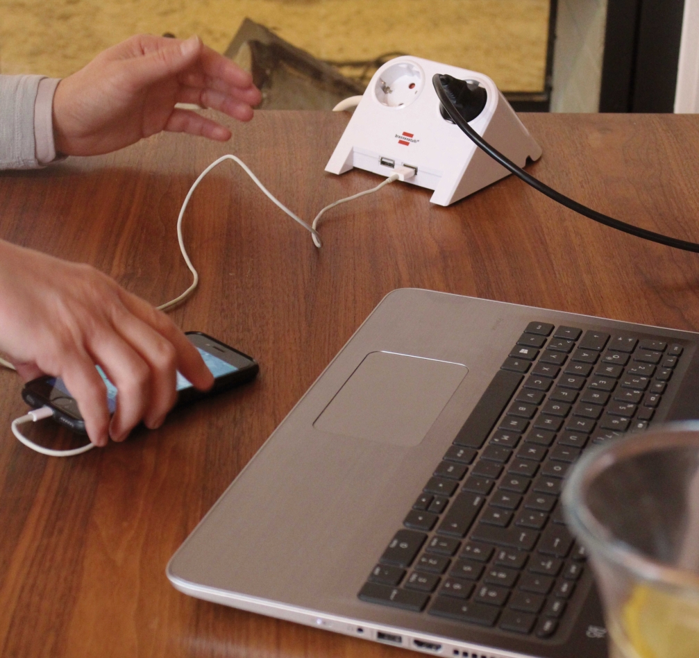 Brennenstuhl 1153520222 Pöytälaturi USB 2 USB-latausporttia 2100mA Tupla Valkoinen Kiillotettu 1.8m H05VV-F 3G1.5