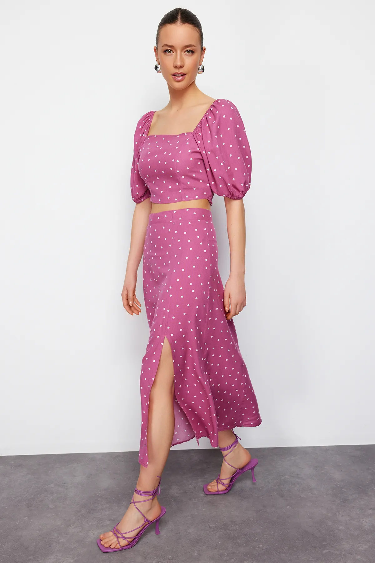 Trendyol Collection  Pflaumenfarbenes, geschlitztes Midi-Set aus Viskosegewebe mit Punkten TWOSS20AU0097