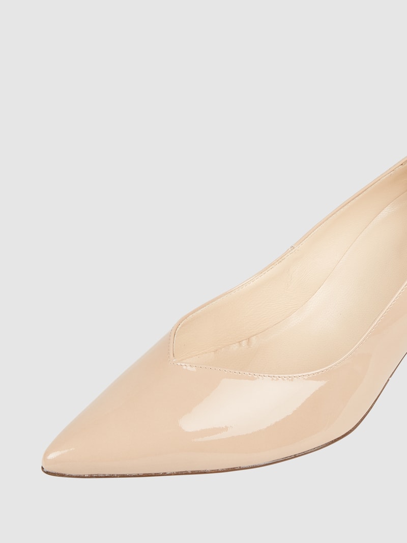 Pumps in Lack-Optik in beige