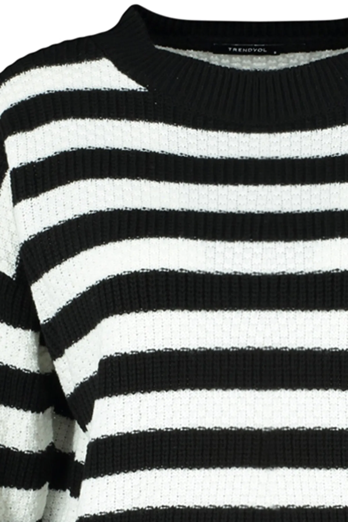 Trendyol Collection  Schwarzer Strickpullover mit weiter Passform TWOAW23KZ00516