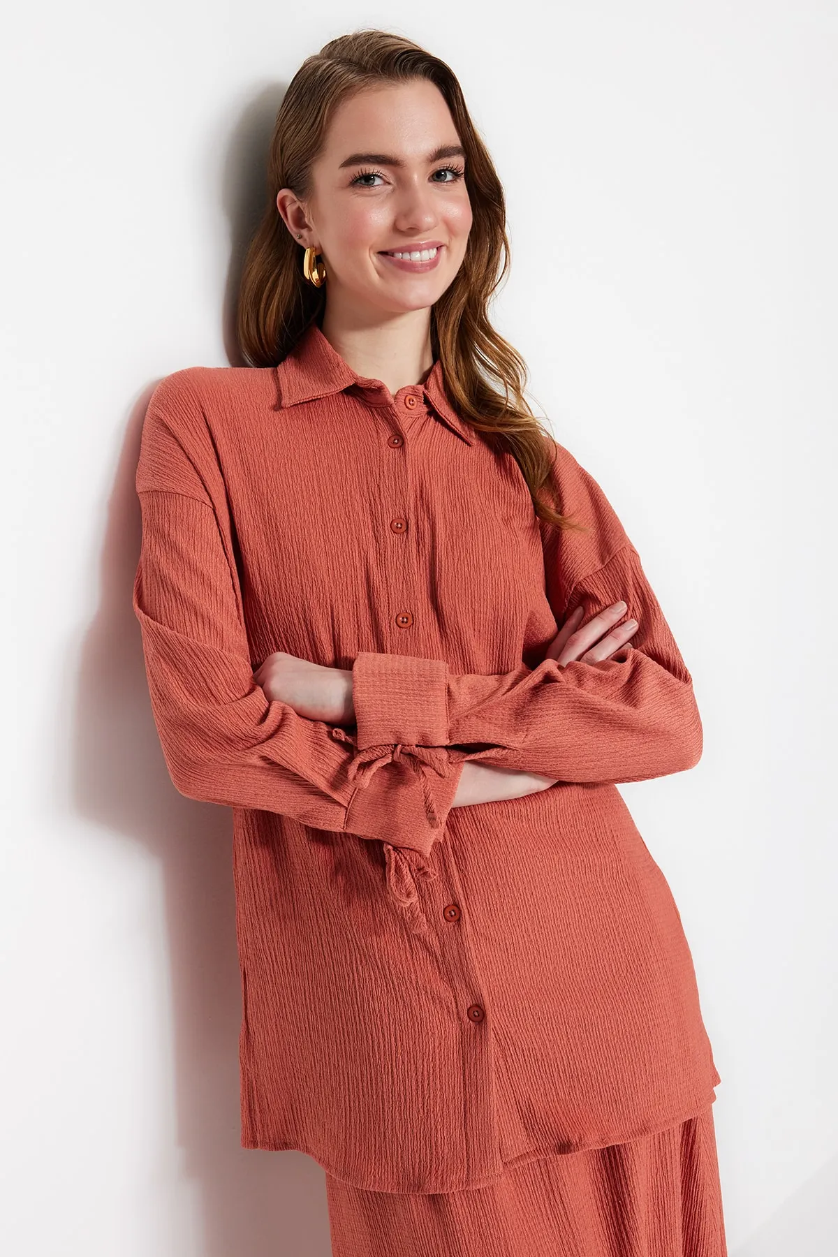 Trendyol Modest  Strickset aus Tunika und Rock in Zimt-Crinkle-Optik TCTSS23US00054