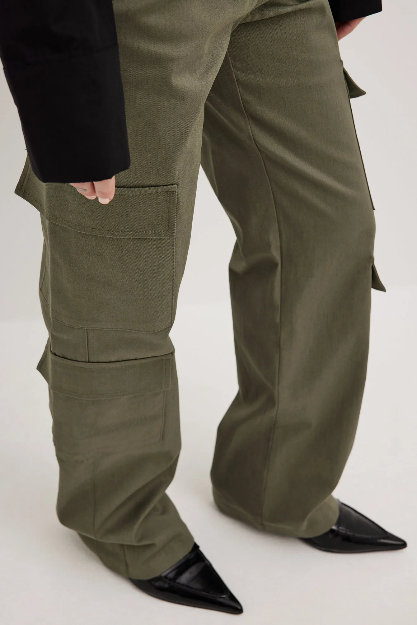 Cargohose mit Taschen und mittlerer Taille