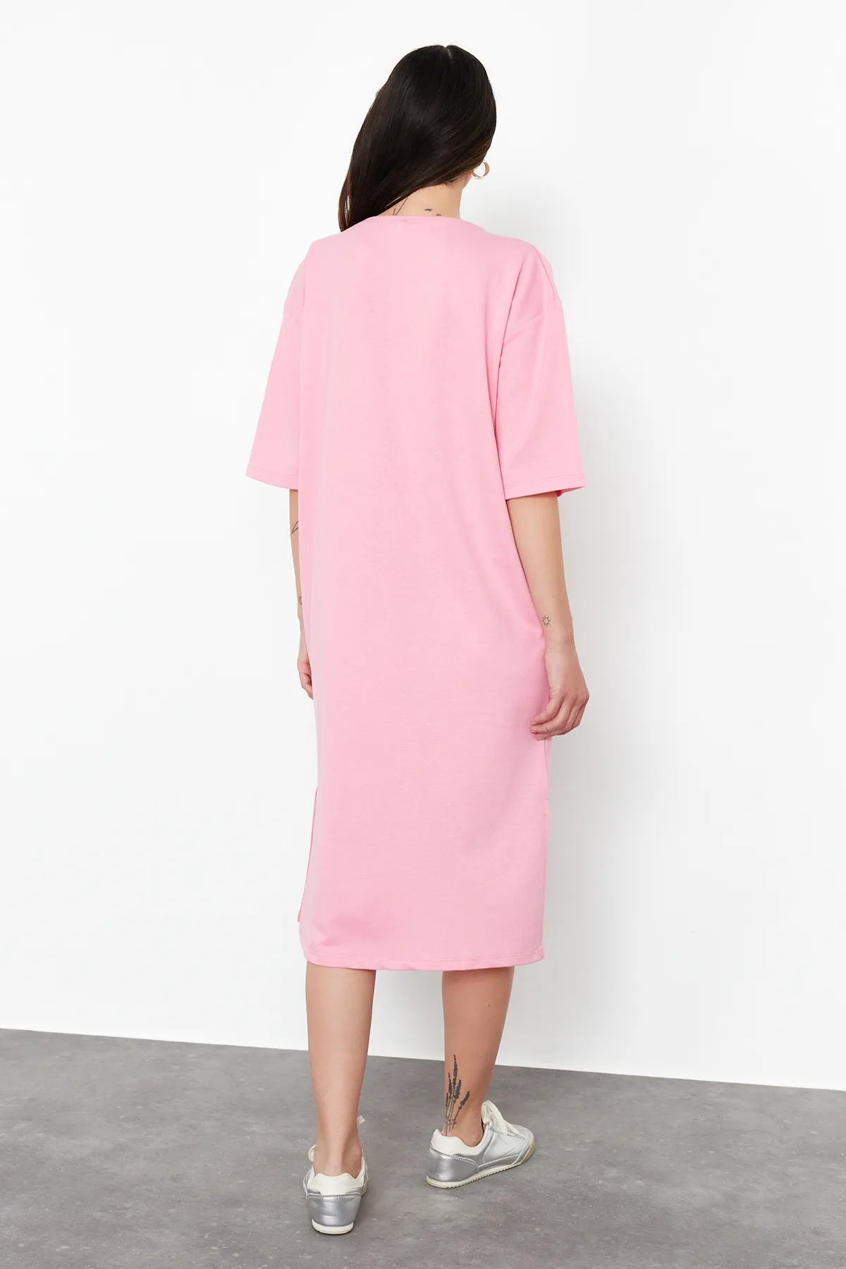 Trendyol Collection  Rosa besticktes, entspannt/bequem geschnittenes Rundhals-Midi-Strickkleid TWOSS21EL0175
