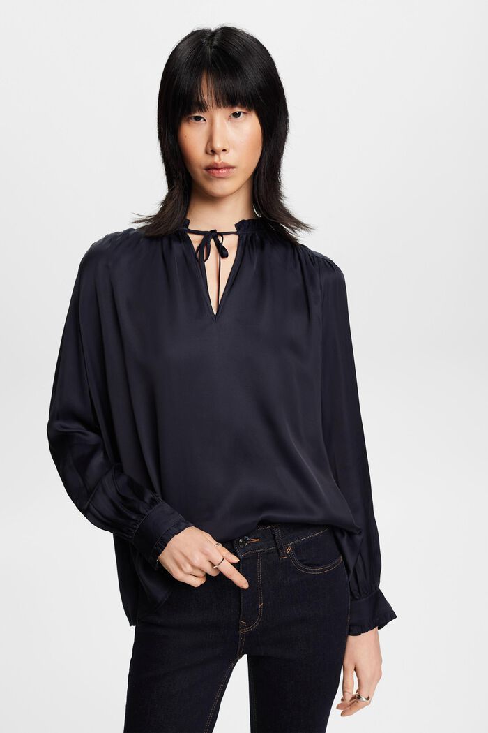 Satinbluse mit Rüschenkanten