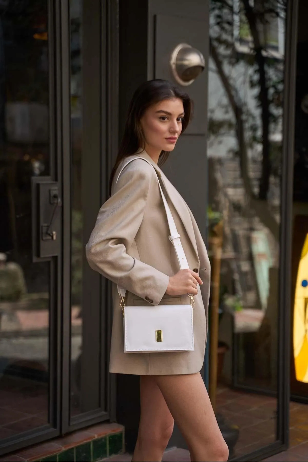 Madamra  Weiße Umhängetasche mit dickem Riemen und goldenen Details für Damen