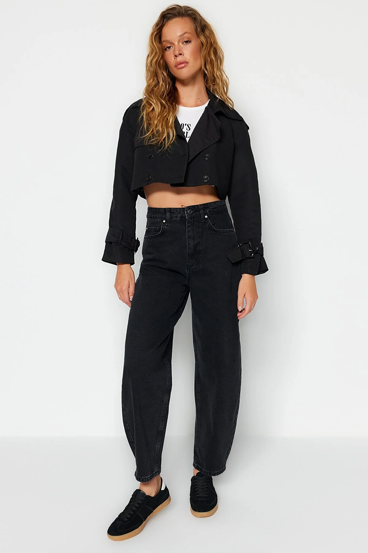 Trendyol Collection  Schwarze Barrel-Jeans mit hoher Taille TWOSS23JE00295