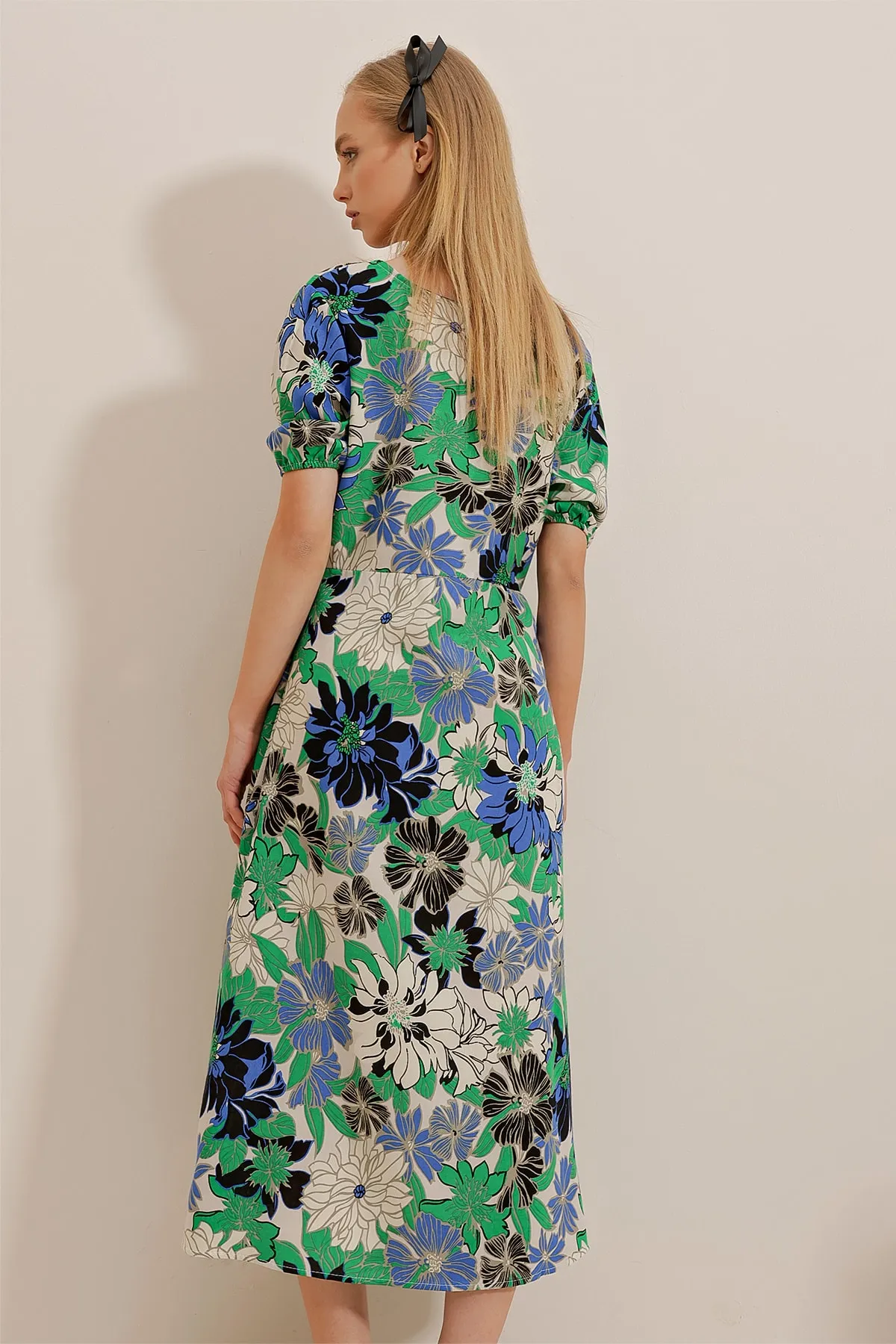 Trend Alaçatı Stili  Damen-Midikleid von Saks in Grün mit quadratischem Kragen, Knopfleiste und Schlitz ALC-X10229