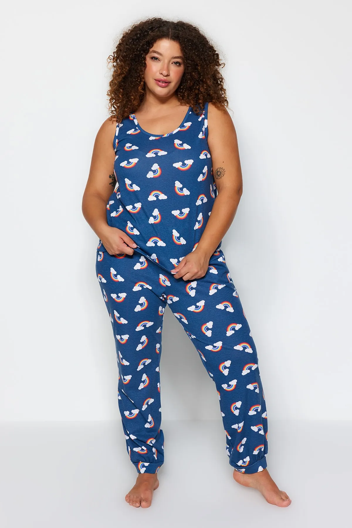 Trendyol Curve  Marineblaues Pyjama-Set aus Strick mit Regenbogenmuster TBBSS23AI00027
