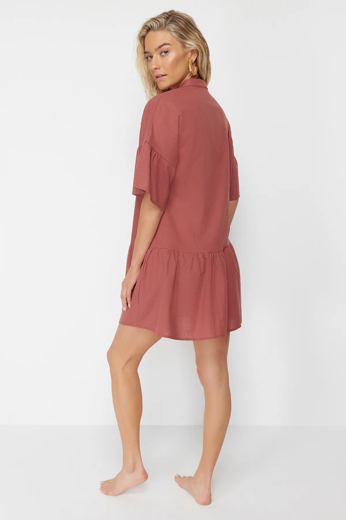 Trendyol Collection  Tile Wide Fit Mini-Strandkleid mit gewebtem Volant aus 100 % Baumwolle TBESS20EL0873