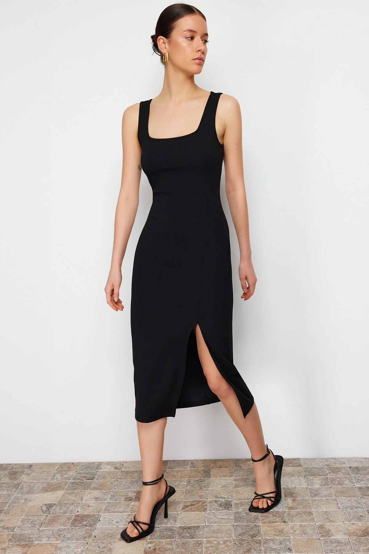 Trendyol Collection  Schwarzes, figurbetontes Midi-Bleistiftkleid aus flexiblem Strick mit Schlitz und quadratischem Kragen TWOSS24EL00679