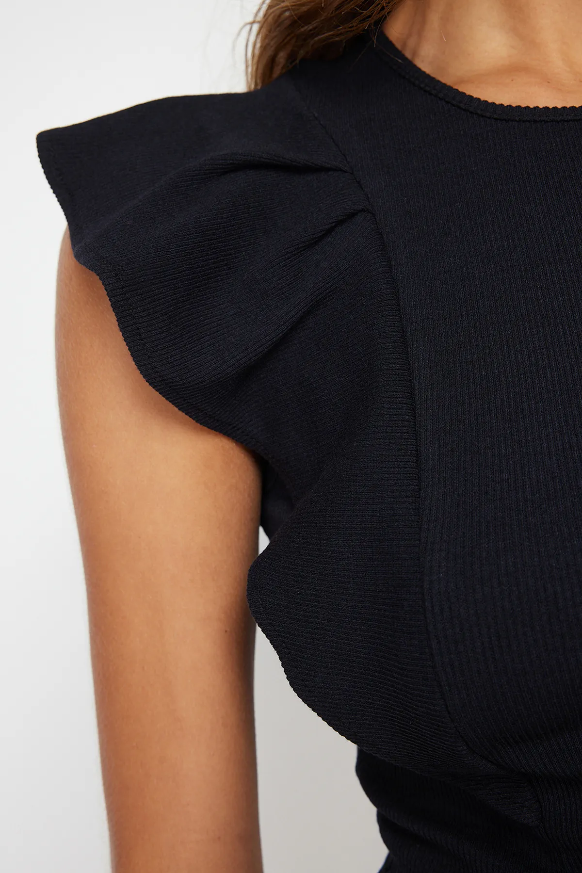 Trendyol Collection  Schwarze gerippte, dehnbare Strickbluse mit Rundhalsausschnitt und Rüschenärmeln TWOSS24BZ00370