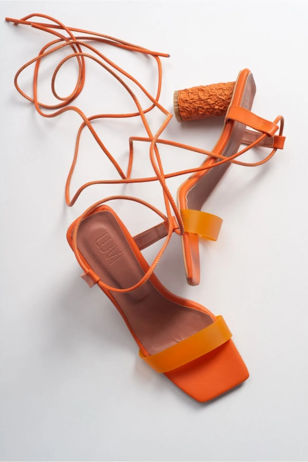 LuviShoes  Orangefarbene Damensandalen mit schmalem Absatz