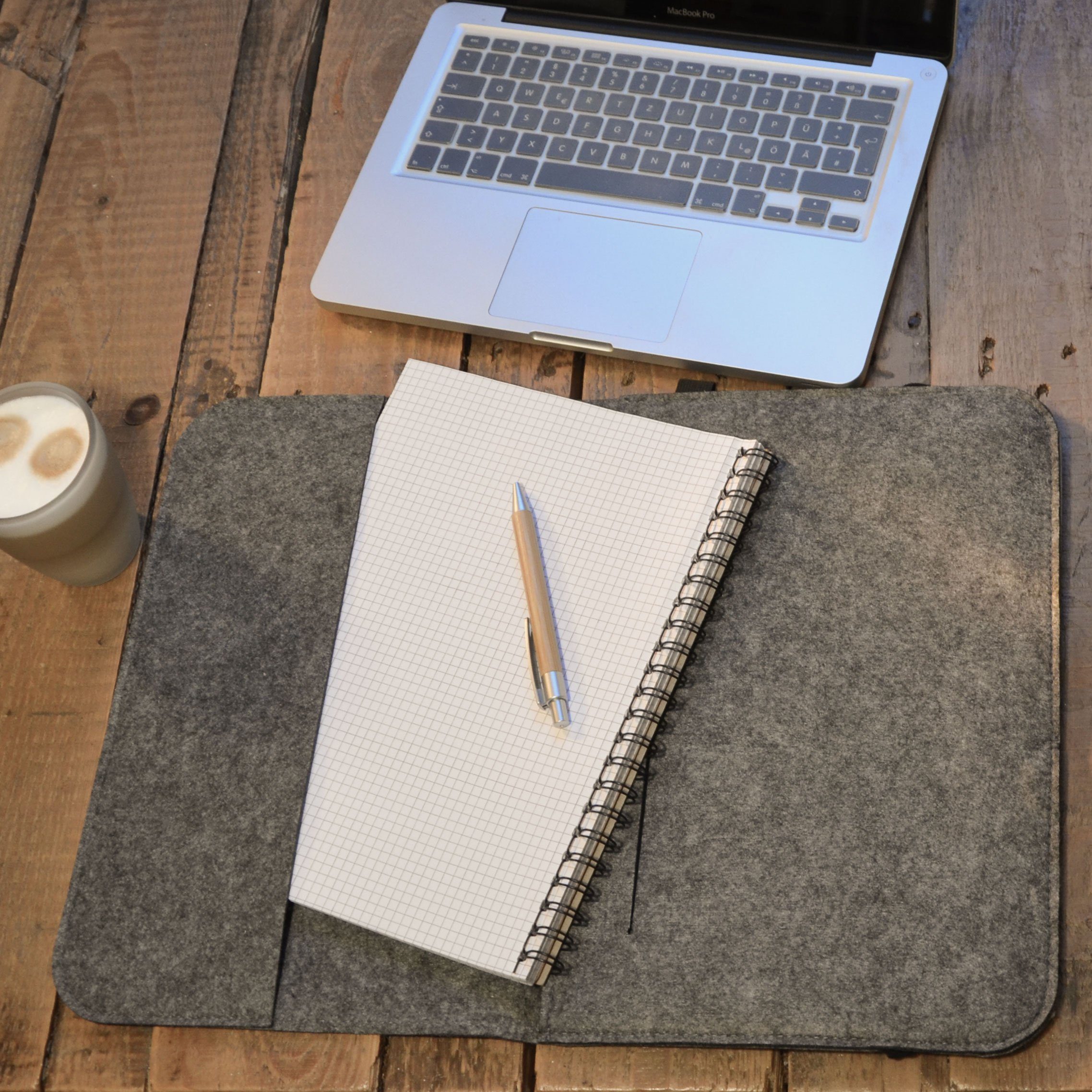 DuneDesign Tablettasche 13.3'' Filz Laptop-Tasche 35x24 cm Tablet Hülle, MacBook Pro Air iPad Net Grau