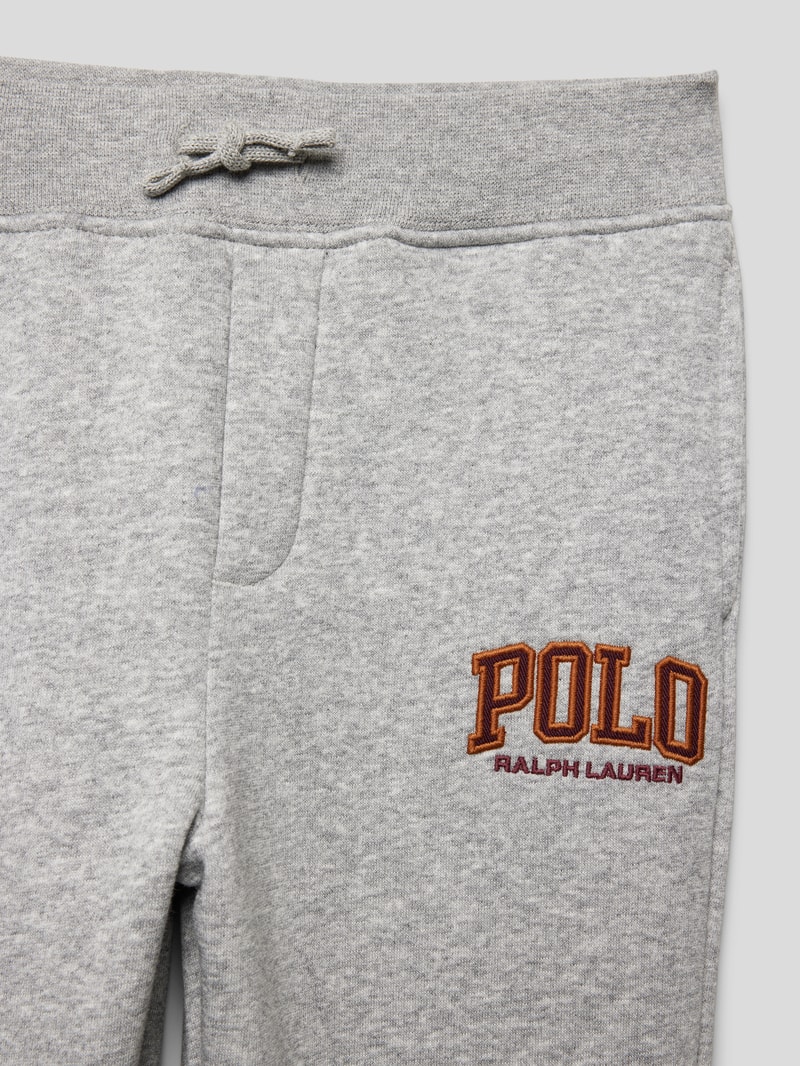 Sweatpants mit Logo- und Label-Stitching in mittelgrau meliert