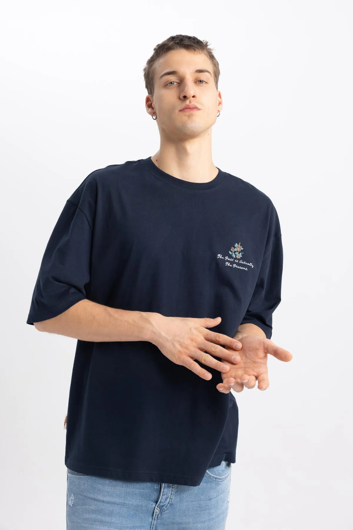 DeFacto  Locker geschnittenes, kurzärmliges T-Shirt mit Rundhalsausschnitt und Rückenaufdruck B4320ax24sp