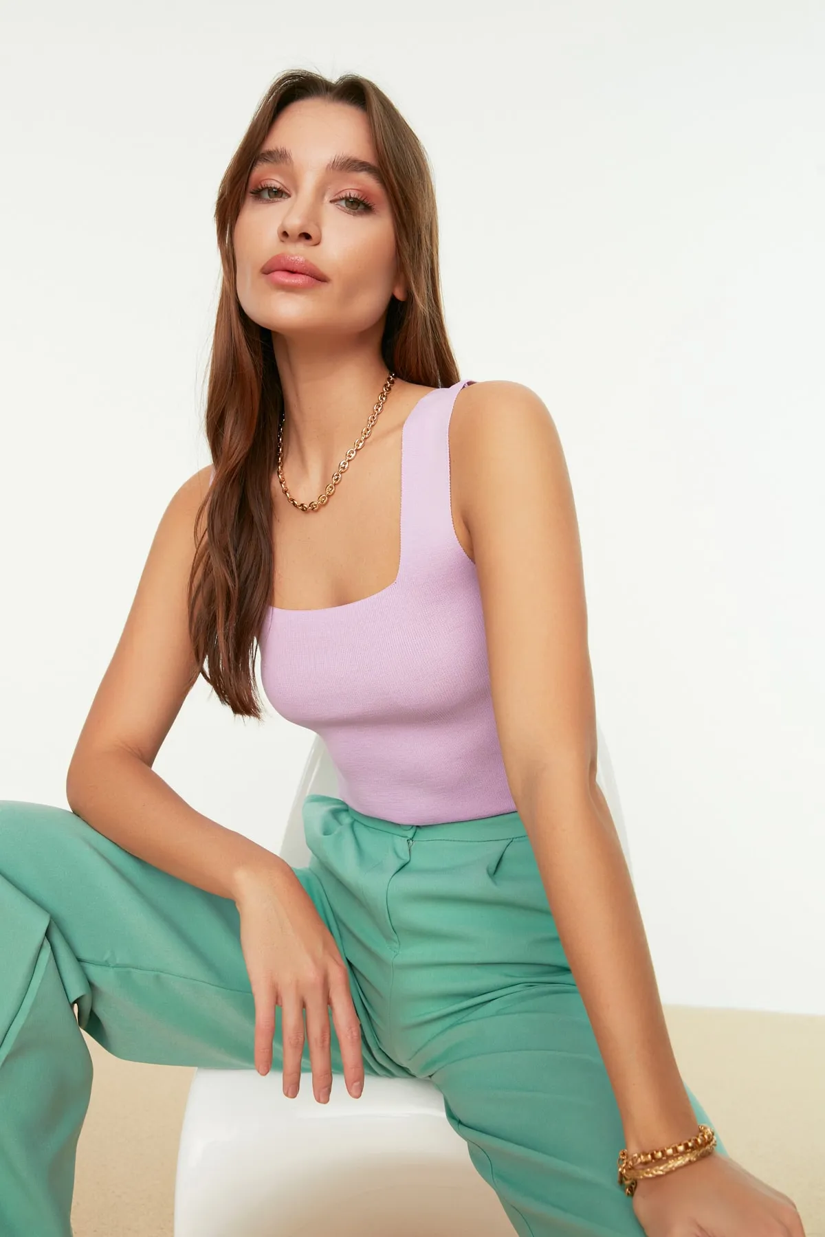 Trendyol Collection  Lilafarbene Crop-Bluse mit dicken Trägern
