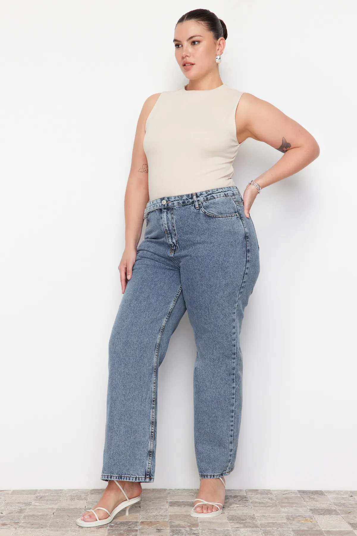 Trendyol Curve  Blaue, weit geschnittene Jeans TBBAW24CJ00008