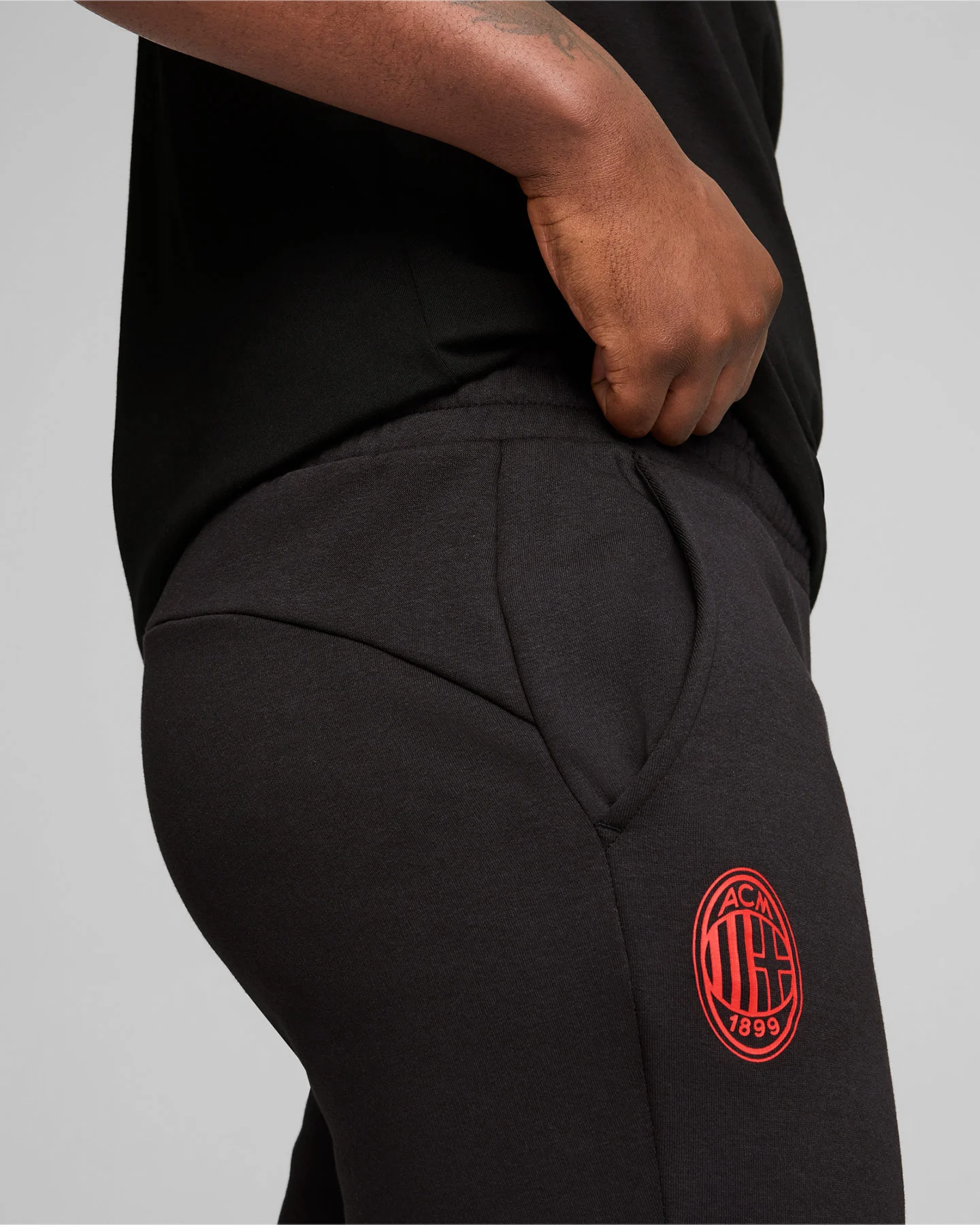 Oficiálne futbalové oblečenie Puma Milan Essentials M 777674-04