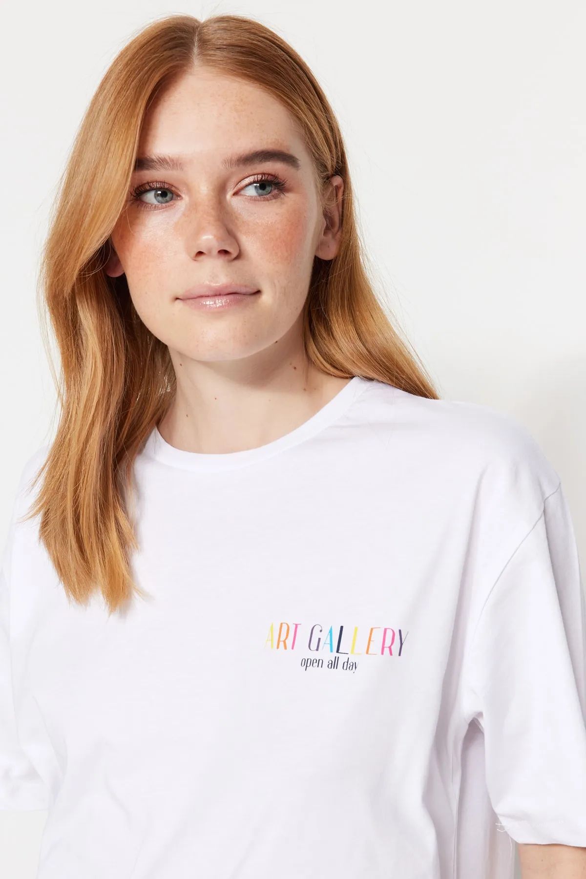 Trendyol Collection  Weißes, vorn und hinten bedrucktes Boyfriend-Strick-T-Shirt mit Rundhalsausschnitt aus 100 % Baumwolle TWOSS23TS00057
