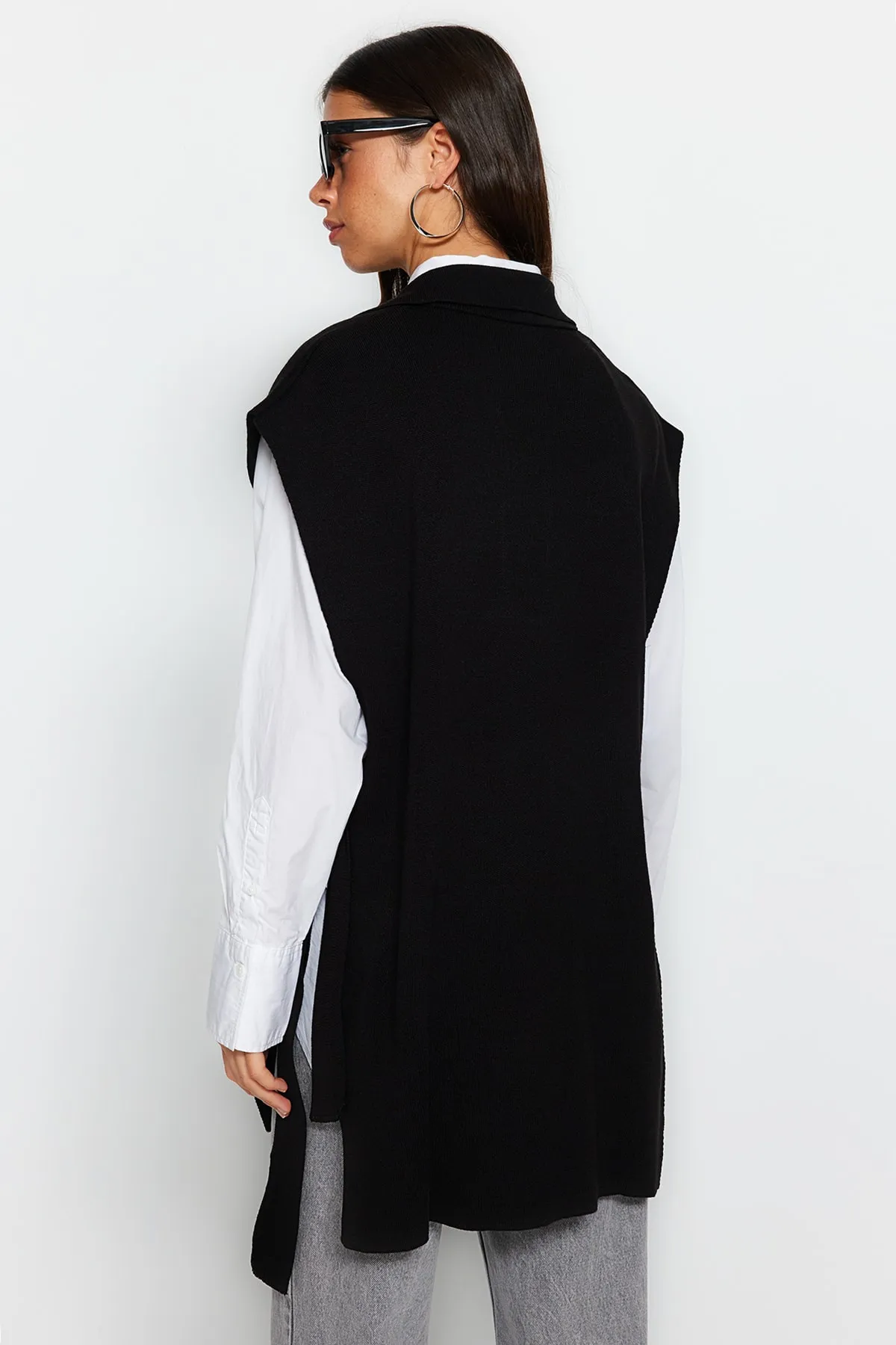Trendyol Modest  Schwarzer Strickpullover mit Polokragen und seitlichem Bindeband TCTAW24UV00028